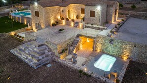 A stone villa with a swimming pool, outdoor seating, and a hot tub. - Villa Domus Sicilia - Charming Living (Modica)