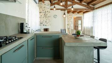 Fridge, oven, stovetop, dishwasher