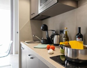 Réfrigérateur, four à micro-ondes, un four, surface de cuisson