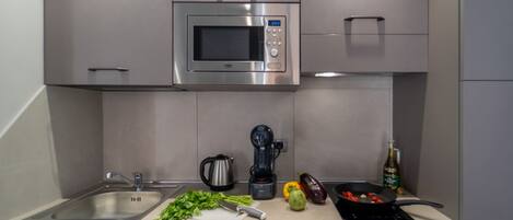 Réfrigérateur, micro-ondes, plaque de cuisson, lave-vaisselle