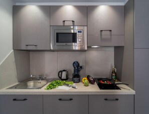 Réfrigérateur, micro-ondes, plaque de cuisson, lave-vaisselle