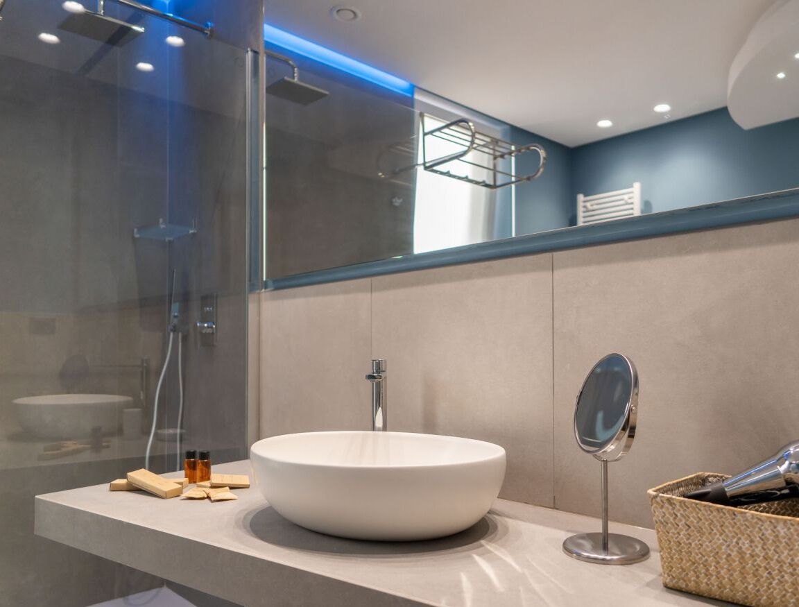 Regadera, tina de hidromasaje, secadora de cabello, bidet 