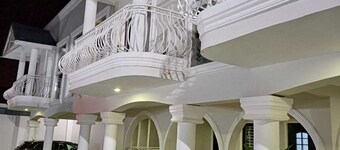 Very Luxurious and Serene suites, 10 minutes from Aburi Mountains & Gardens