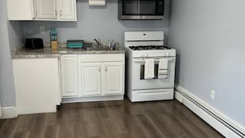 Fridge, oven, stovetop, coffee/tea maker