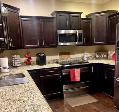 Welcome to your Home Away from Home! Spacious, pet friendly and 15 mins to LU.