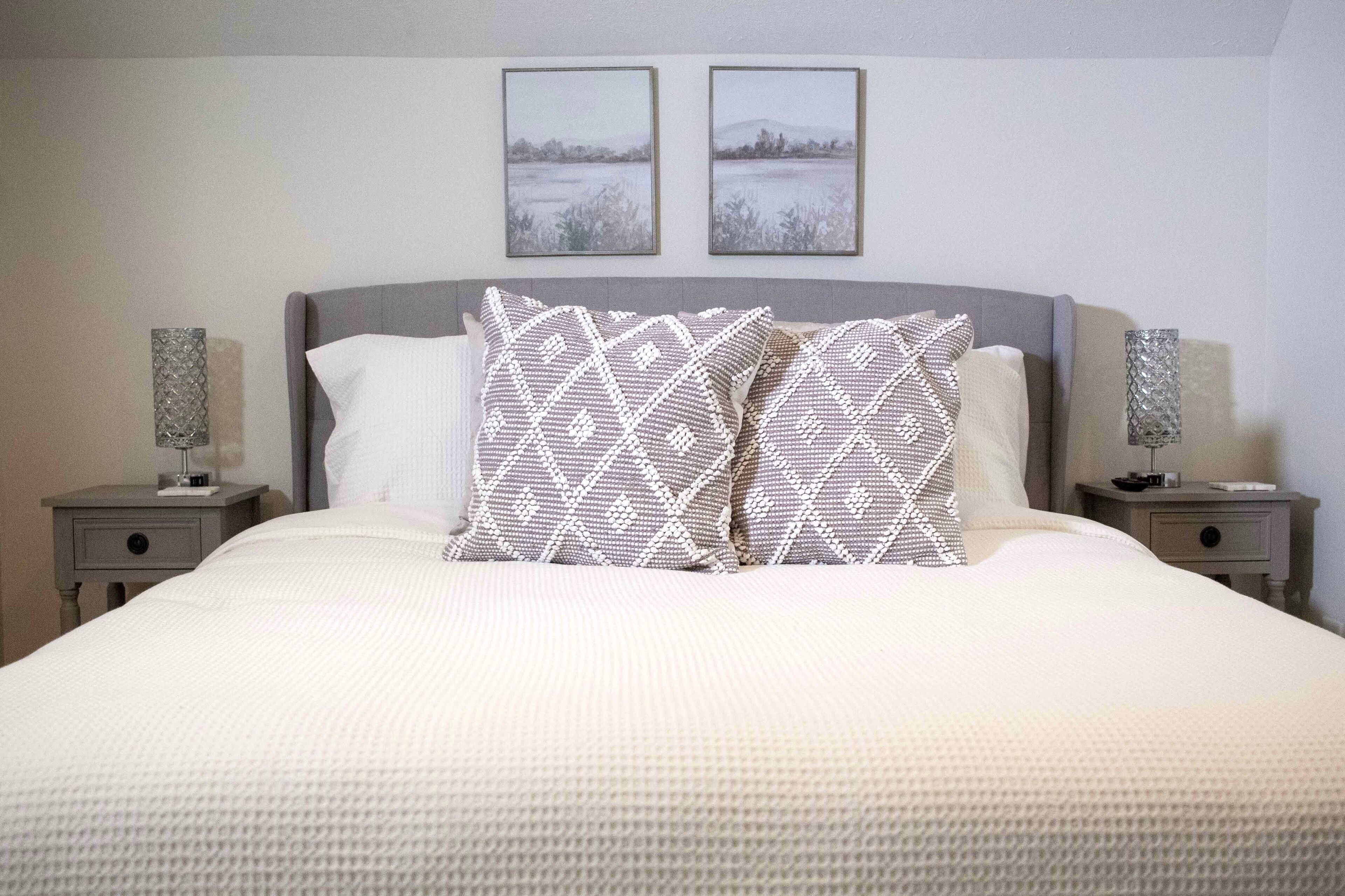 2 chambres, fer et planche à repasser, lit de bébé portatif