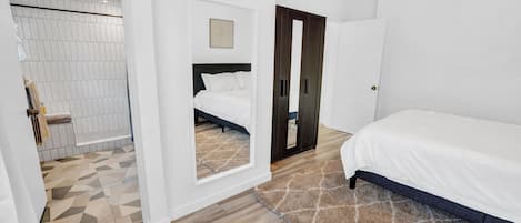 1 bedroom, desk, iron/ironing board, WiFi