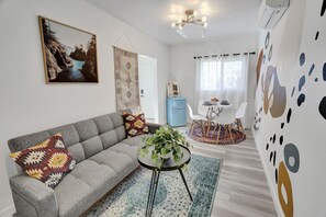Living area - Charming and Retro-inspired one-bedroom duplex near shopping and dining! (Whittier)