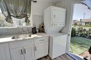 Fridge, oven - Charming and Retro-inspired one-bedroom duplex near shopping and dining! (Whittier)
