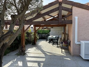 Outdoor dining - HOLIDAYLAND VILLA T3 304 MEZZANINE 9 beds air-conditioned NARBONNE PLAGE (NARBONNE PLAGE)