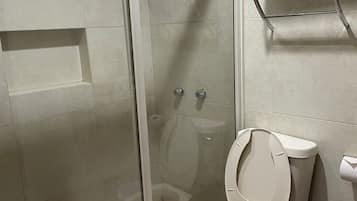 Habitación doble | Baño | Regadera, amenidades de baño gratuitas, toallas, papel de baño
