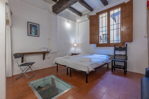 1 slaapkamer, een strijkplank/strijkijzer, wifi, beddengoed