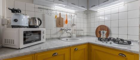 Réfrigérateur, micro-ondes, plaque de cuisson, lave-vaisselle