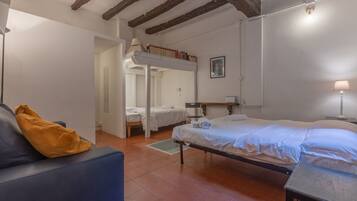 1 dormitorio, tabla de planchar con plancha, wifi y ropa de cama