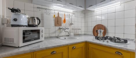 KylskÄp, mikrovÄgsugn, spishÀll och diskmaskin