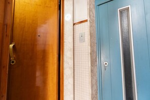 Interior - GuestHost - Room Blue - Holy Cross (Barletta)