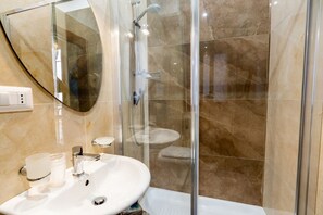 Een douche, een haardroger, een bidet, handdoeken