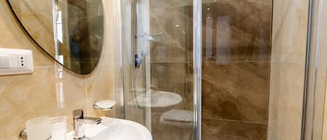 Dusche, Haartrockner, Bidet, Handtücher