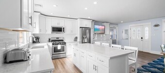 HEATED IN-GROUND POOL, 7 LARGE BEDROOMS, WALK TO BEACH, 5 MILES TO AC