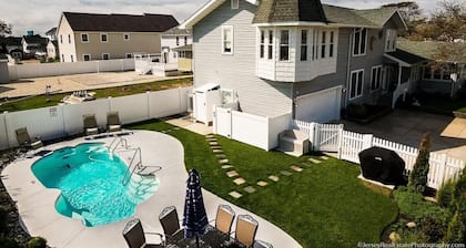 HEATED IN-GROUND POOL, 7 LARGE BEDROOMS, WALK TO BEACH, 5 MILES TO AC