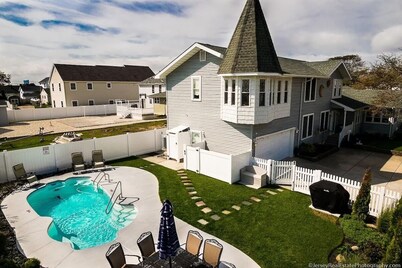 HEATED IN-GROUND POOL, 7 LARGE BEDROOMS, WALK TO BEACH, 5 MILES TO AC