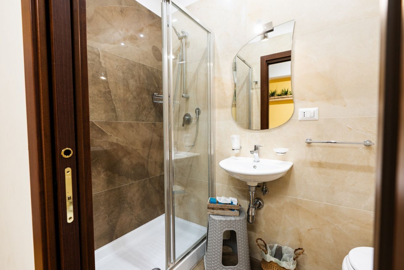 Douche, sèche-cheveux, bidet, serviettes fournies