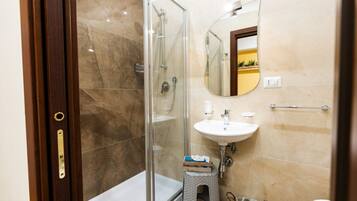 Douche, sèche-cheveux, bidet, serviettes fournies
