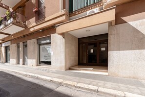 A building with a storefront, a sign for 'ROBERT'S MATERIALS PARACHUTE,' and a visible entrance. - GuestHost - Room Green - Holy Cross (Barletta)