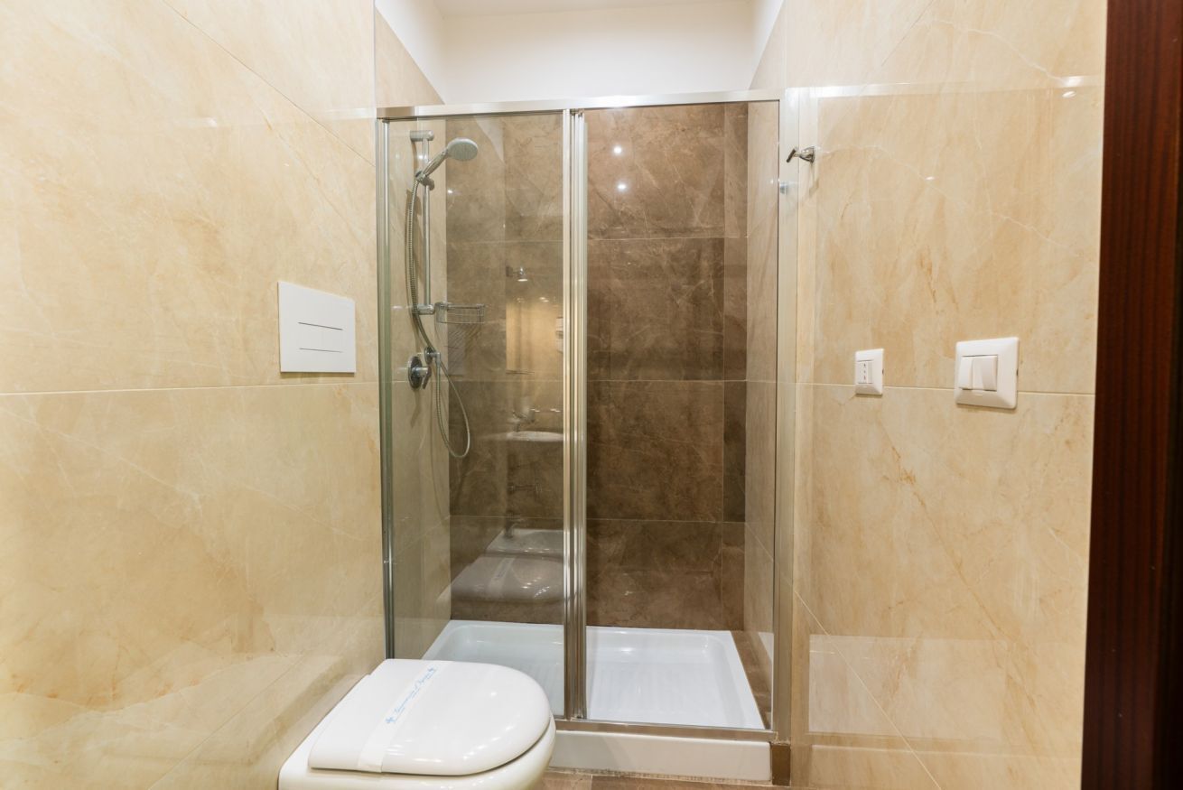 Douche, sèche-cheveux, bidet, serviettes fournies