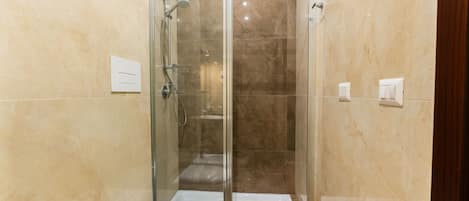 Douche, sĂšche-cheveux, bidet, serviettes fournies