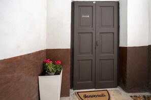 Exterior detail - GuestHost - Lovely studio apartment perfect for 2 people and equipped with all the mains for a pleasant stay. The accommodation is conveniently located, a 10-minute walk from the historic center, in an area equipped with every essential service for a com (Bari)