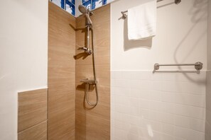 Dusj, hårføner, bidé og håndklær