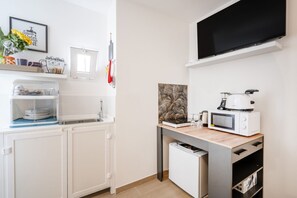 Fridge, oven, stovetop, cookware/dishes/utensils