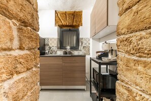 Fridge, oven, stovetop, coffee/tea maker