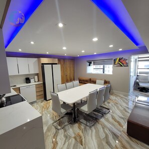 Interior - NEWLY RENOVATED! 4 Bed 3 Bath Bachelorette Beach Pad 821 (Miami Beach)