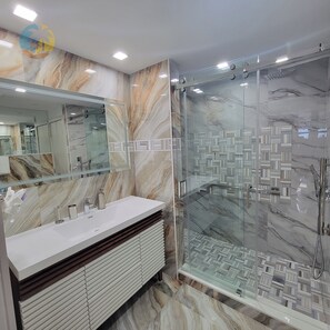 Shower, hair dryer, towels - NEWLY RENOVATED! 4 Bed 3 Bath Bachelorette Beach Pad 821 (Miami Beach)