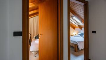 Ein Schlafzimmer mit Holzboden, einem Bett und einem Nachttisch.