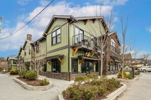 Exterior - Mountain Townhome in Downtown Blowing Rock with private hot tub! (Blowing Rock)