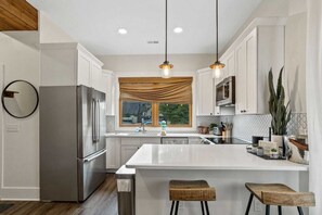 Fridge, microwave, oven, stovetop - Mountain Townhome in Downtown Blowing Rock with private hot tub! (Blowing Rock)