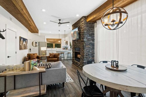 Mountain Townhome in Downtown Blowing Rock with private hot tub!