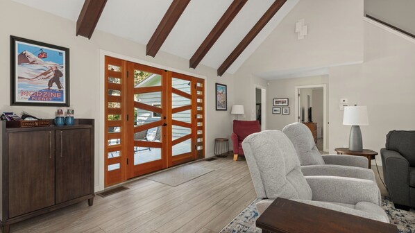 Interior - Modern House with Firepit just off Mountain Rd, 5 Minutes to Ski Resort (Stowe)