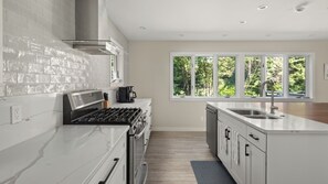 Fridge, microwave, oven, stovetop - Modern House with Firepit just off Mountain Rd, 5 Minutes to Ski Resort (Stowe)