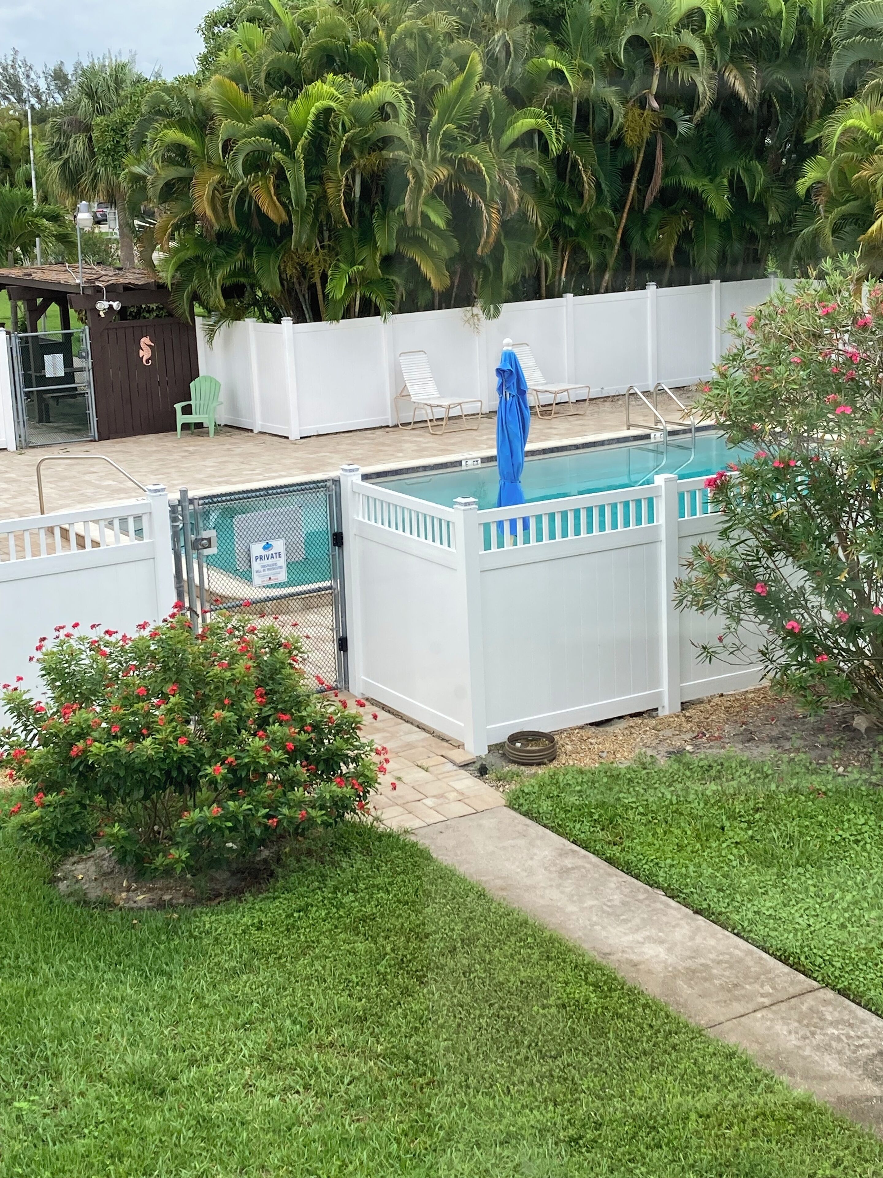 Una piscina al aire libre, una piscina climatizada