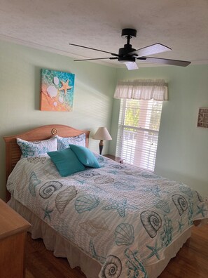 2 bedrooms, free WiFi, bed sheets - Minutes to the beach! (Fort Myers)