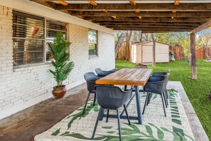 Outdoor dining - Family friendly and pet friendly Bliss (Farmers Branch)