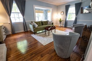 TV connectée, cheminée, livres