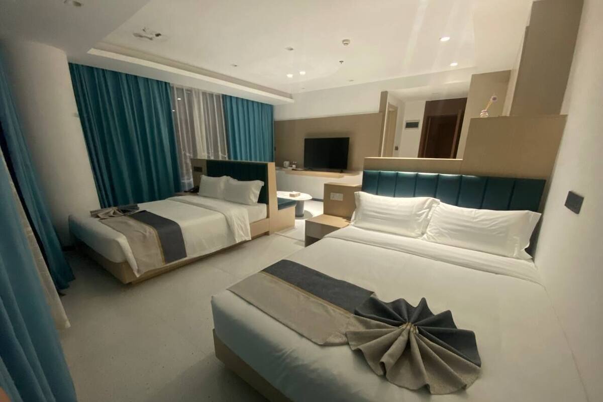 Junior Twin Room | Egyptian cotton sheets, premium bedding, pillowtop beds, desk