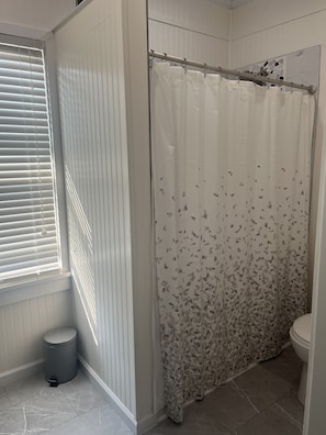 Een douche, een haardroger, handdoeken, zeep