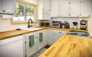 Een koelkast, een microgolfoven, een kookplaat, een vaatwasser