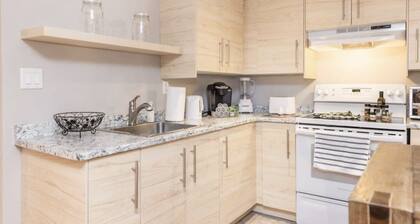 Modern 1 Bed Flat - King Bed, Close to Downtown, Shopping, Transit and Via Rail